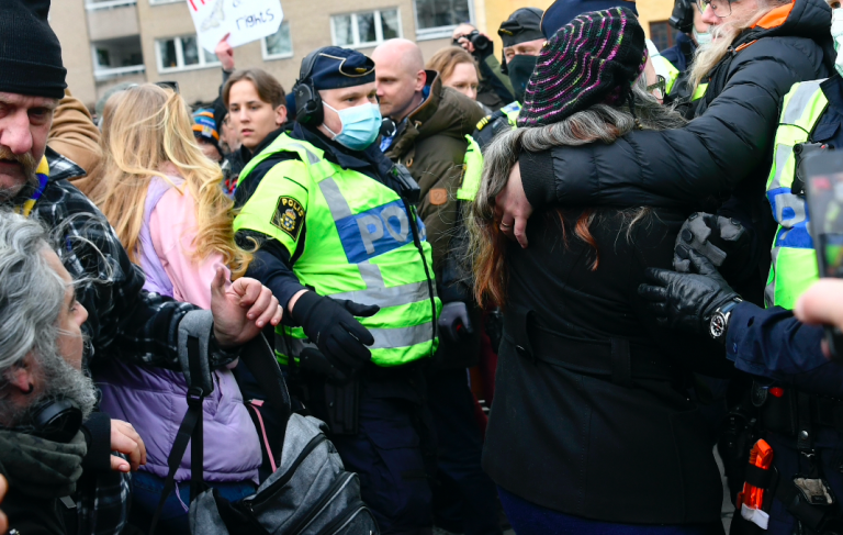 6 poliser skadades i anticovid-demonstration – nu kan arrangören tvingas betala vite