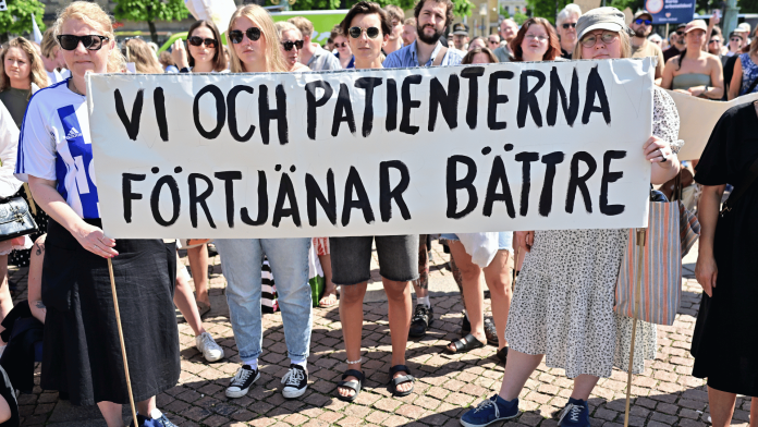 Demonstrationer vid Vårdförbundets demonstration för kortare arbetstid på Gustaf Adolfs torg i Göteborg