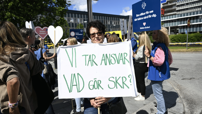 Anastasia Alvbåge protesterar utanför Danderyds sjukhus