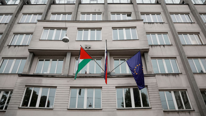 En palestinsk flagga vajar utanför den slovenska regeringsbyggnaden tillsammans med Sloveniens och en EU-flagga