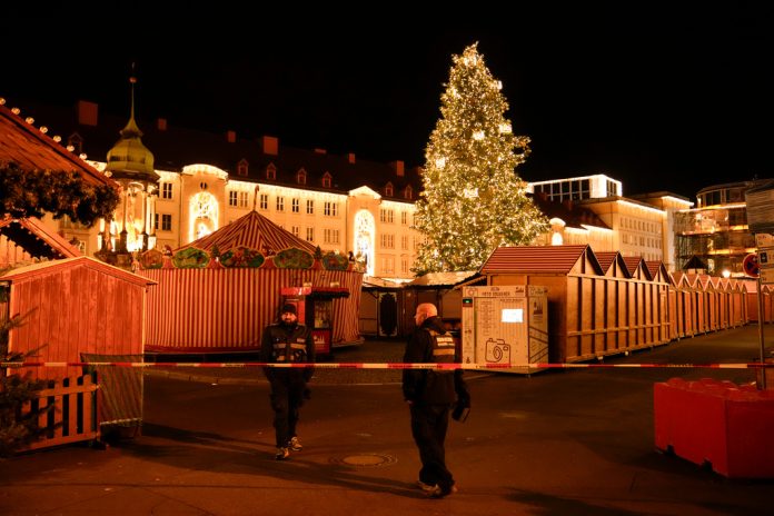 Säkerhetsvakter framför den avspärrade julmarknaden i Magdeburg