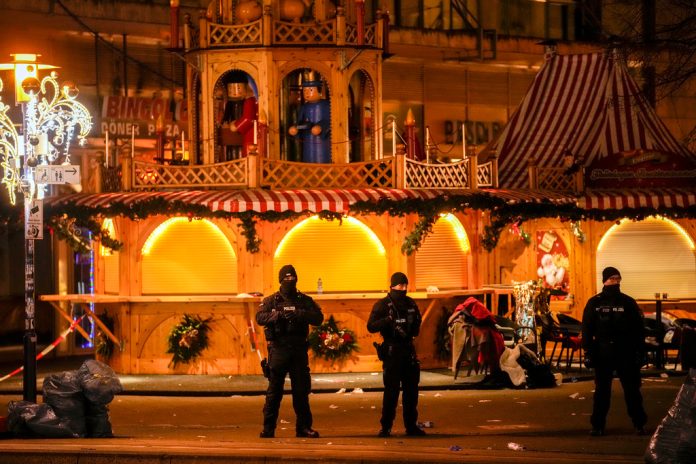 Polis på plats efter attacken vid julmarknaden i Magdeburg