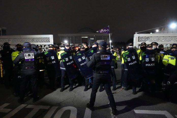 Poliser blockerar parlamentet i Seoul, Sydkorea