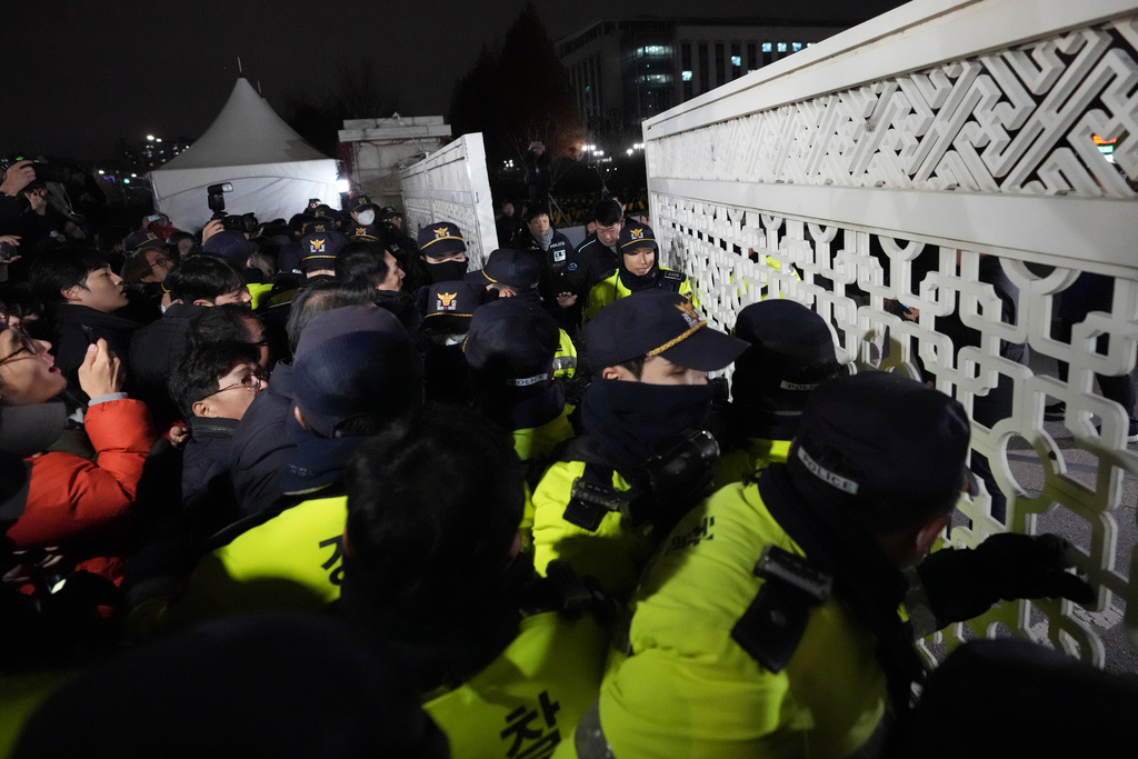 Folksamling försöker ta sig in i parlamentet i Seoul medan polis blockerar byggnaden