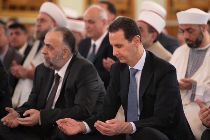 Syriens störtade president Bashar al-Assad fotograferad i en moské i Damaskus 2023