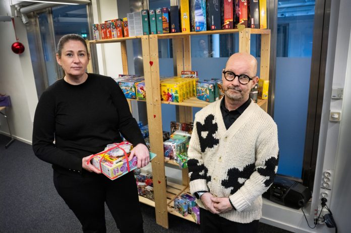 Anna Toll, biträdande direktor på Stockholms Stadsmission och Jonas Wihlstrand, generalsekreterare för Sveriges Stadsmissioner, i julklappsbutiken i Stockholm.