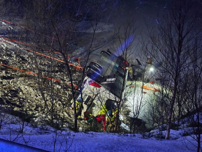 Bild på bussen där tre personer omkom när en buss körde av vägen i Hadsel i norra Norge