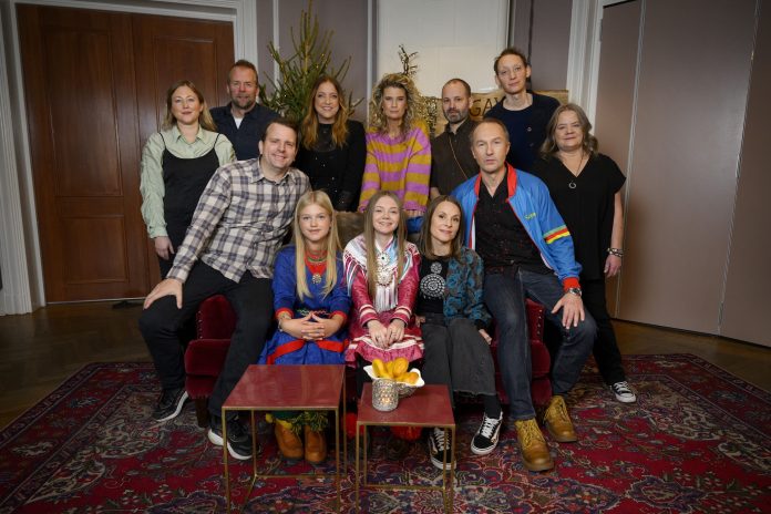 Elin Falck, Jacob Seth Fransson, Måns Nathanaelson, Shirley Clamp, Christine Meltzer, Oskar Östergren Njajta, Olle Sarri, Jonas Wallerström och Annica Wennström. Nederst från vänster: Hedvig Åhrén, Ellá Márge Nutti och Anna Åsdell