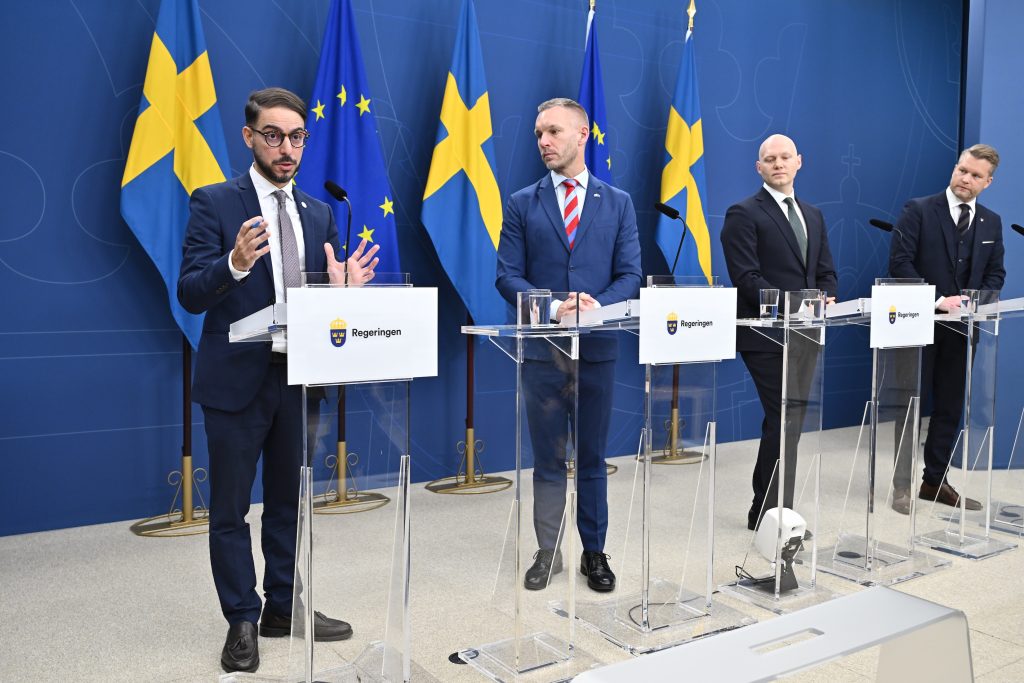 Robert Hannah (L), civilminister Erik Slottner (KD), finansmarknadsminister Niklas Wykman (M) och Alexander Christiansson (SD) presenterar förslag om ändrade regler för partipolitiska lotterier