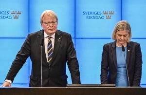 Socialdemokraternas partiledare Magdalena Andersson (th) håller pressträff med Peter Hultqvist, försvarspolitisk talesperson