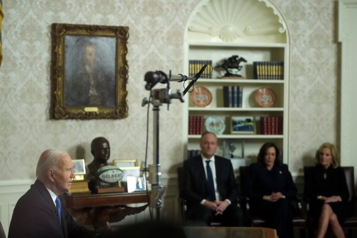 President Joe Biden håller sitt avskedstal i Ovala kontoret i Vita huset. I bakgrunden syns (från höger) USA:s första dam Jill Biden, vicepresident Kamala Harris och hennes man Doug Emhoff. Utanför bild satt även presidentsonen Hunter Biden och hans fru Melissa Cohen Biden.