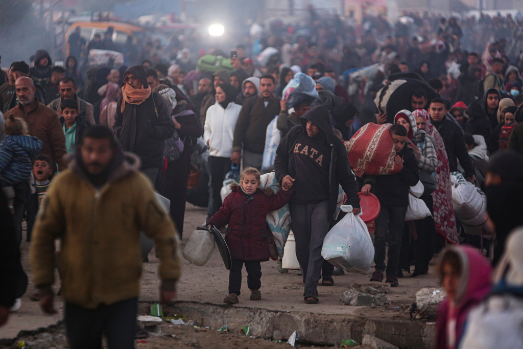 Palestinier från norra Gaza som flytt under kriget börjar återvända hem på måndagsmorgonen