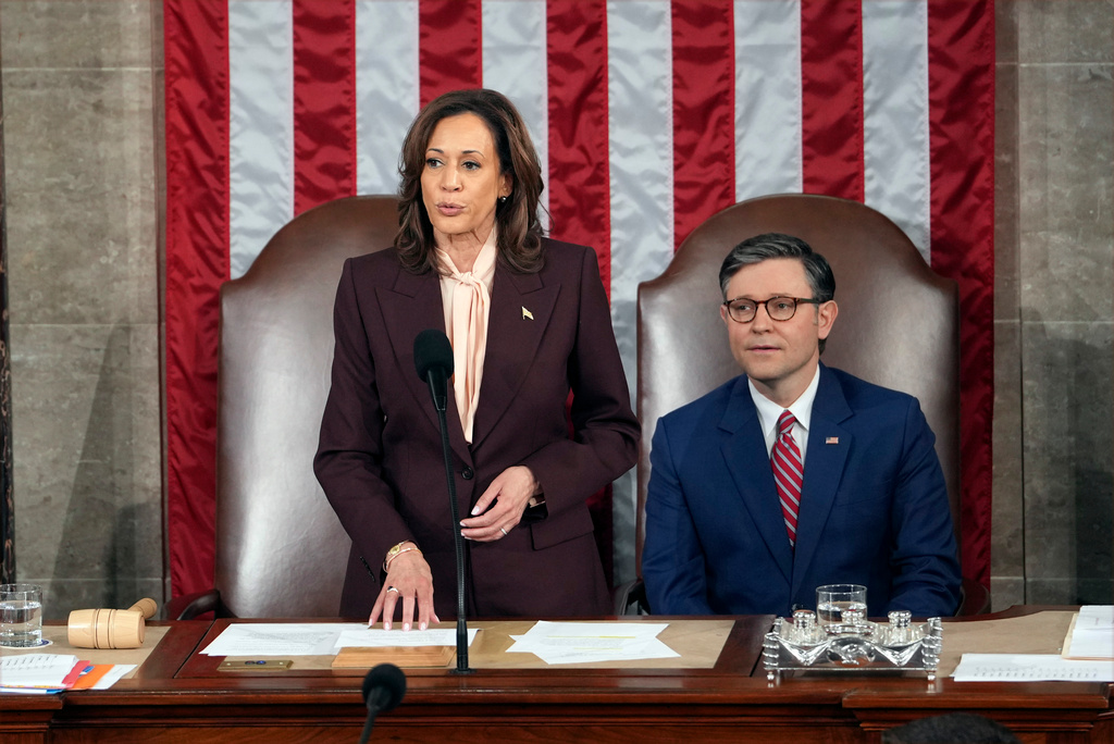 USA:s avgående vicepresident Kamala Harris läser upp resultatet från höstens val. Den nyvalde talmannen i representanthuset, republikanen Mike Johnson, ser på.