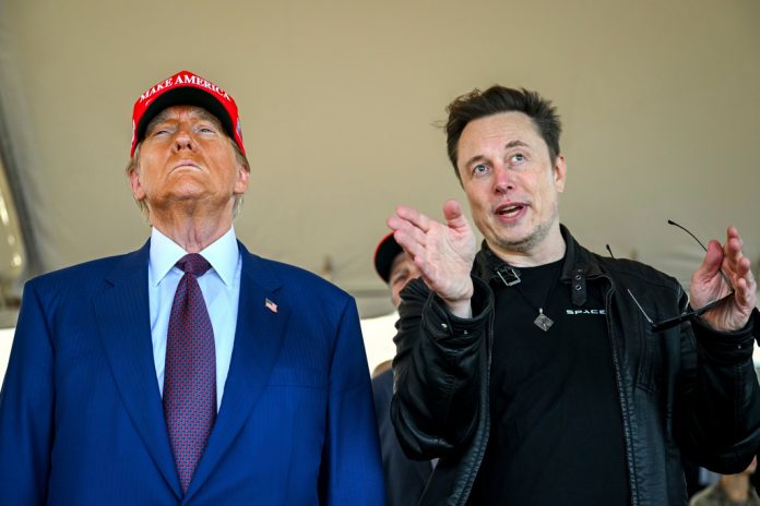 Donald Trump tillsammans med Tesla- och Space X-vd:n Elon Musk. Arkivbild.