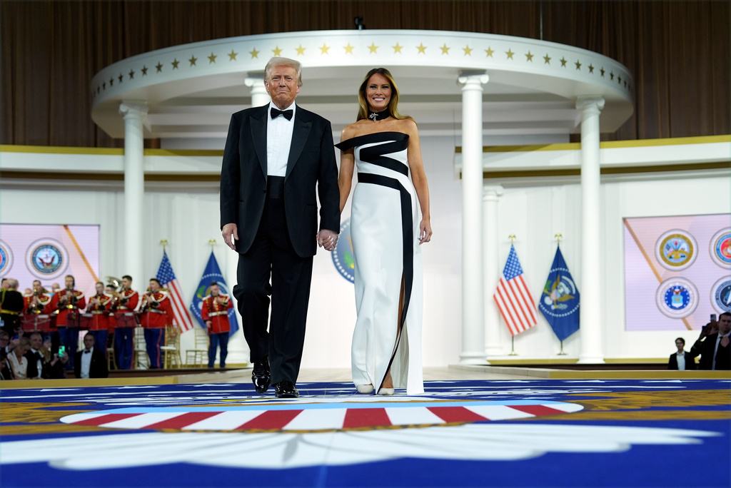 Donald Trump anländer till en bal tillsammans med sin fru Melania Trump