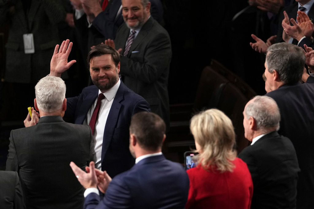 Den tillträdande vicepresidenten JD Vance hälsar på partikamrater i Kapitolium efter att kongressen bekräftat Donald Trumps valseger.