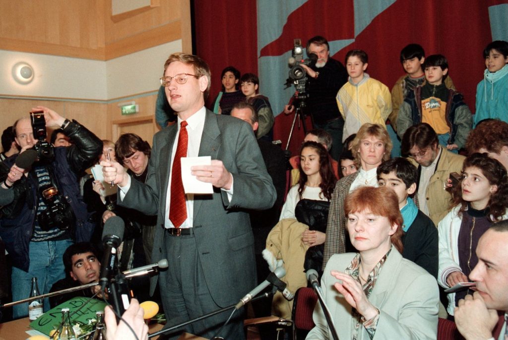 Statsminister Carl Bildt och Invandrarminister Birgit Friggebo på folkets hus i Rinkeby 1992. Det var då Friggebo försökte lugna ned publiken på 400 genom att sjunga ”We shall overcome”. Arkivbild.