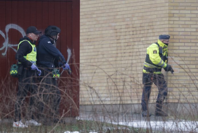 Poliser på plats vid skolan i Örebro