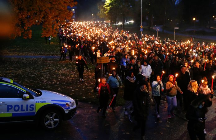 Ett fackeltåg i Trollhättan som anordnades ett år efter attacken på en skola i kommunen