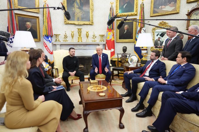 USA:s president Donald Trump och den ukrainske presidenten Volodymyr Zelenskyj i Vita huset i Washington DC