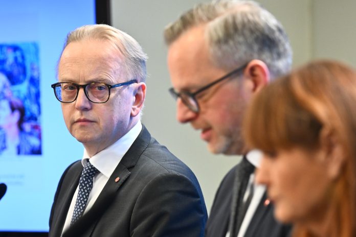 Socialdemokraternas näringspolitiske talesperson Fredrik Olovsson, ekonomiskpolitiske talespersonen Mikael Damberg och IF Metalls ordförande Marie Nilsson håller pressträff