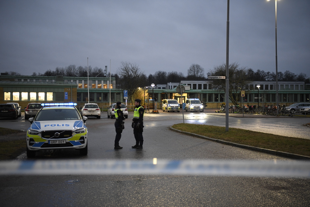 Polis och avspärrningar utanför Campus Risbergska