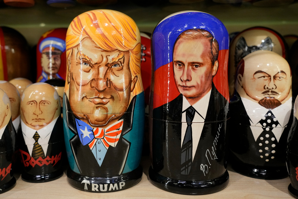 Matrjosjkadockor föreställande Donald Trump och Vladimir Putin i en souvenirbutik i ryska S:t Petersburg