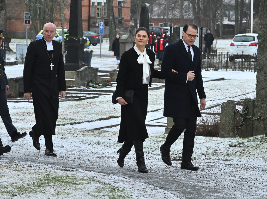 Kronprinsessan Viktoria och Prins Daniel anländer till Längbro kyrka