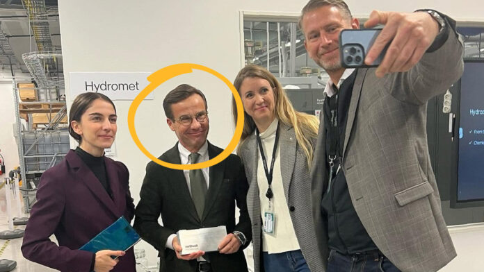 Ulf Kristersson och Romina Pourmokhtari på Northvolts fabrik