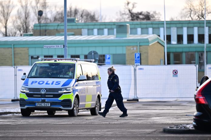 Polisen på plats utanför Campus Risbergska i Örebro