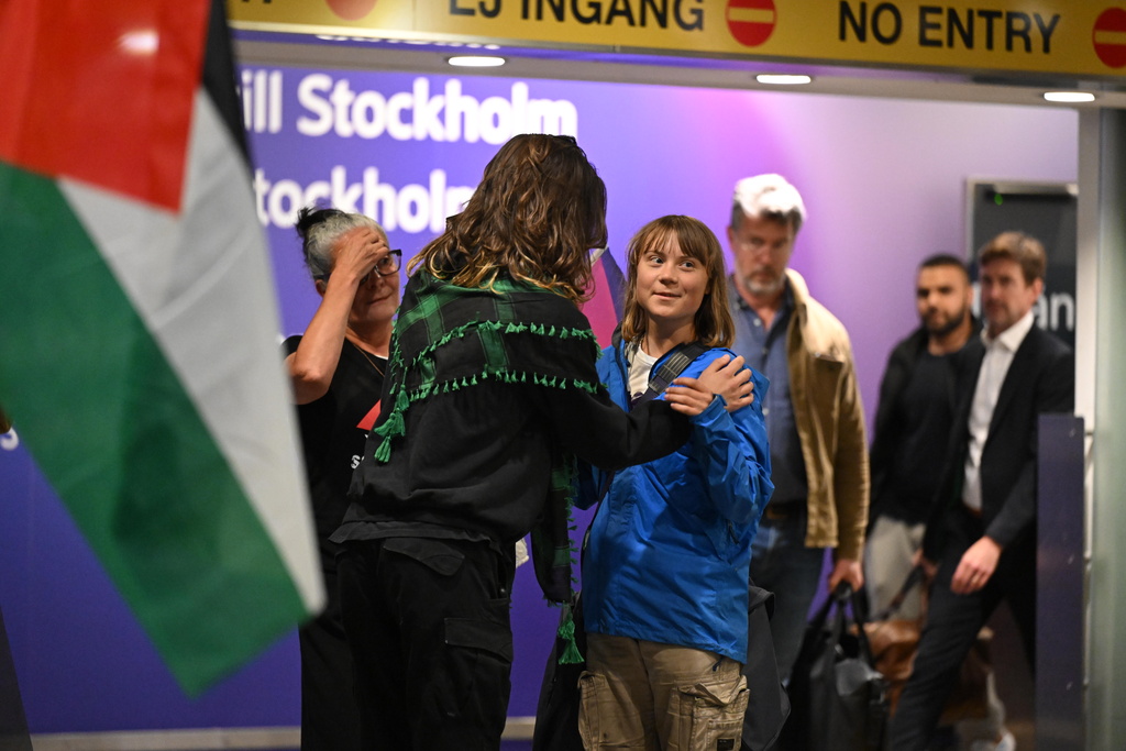 Greta Thunberg anländer till Arlanda flygplats efter att ha deporterats från Israel