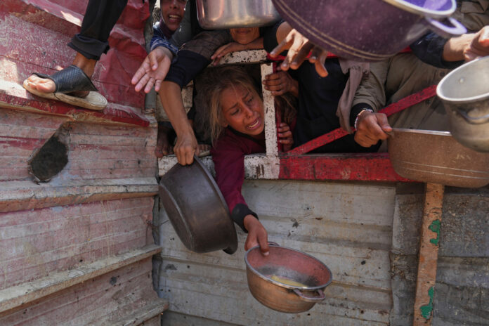 Palestinier kämpar för att få tag på mat i norra Gaza. Bild från i lördags.