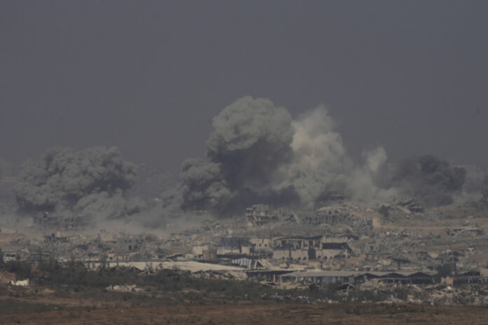 Rök stiger från en explosion i norra Gazaremsan, sedd från södra Israel