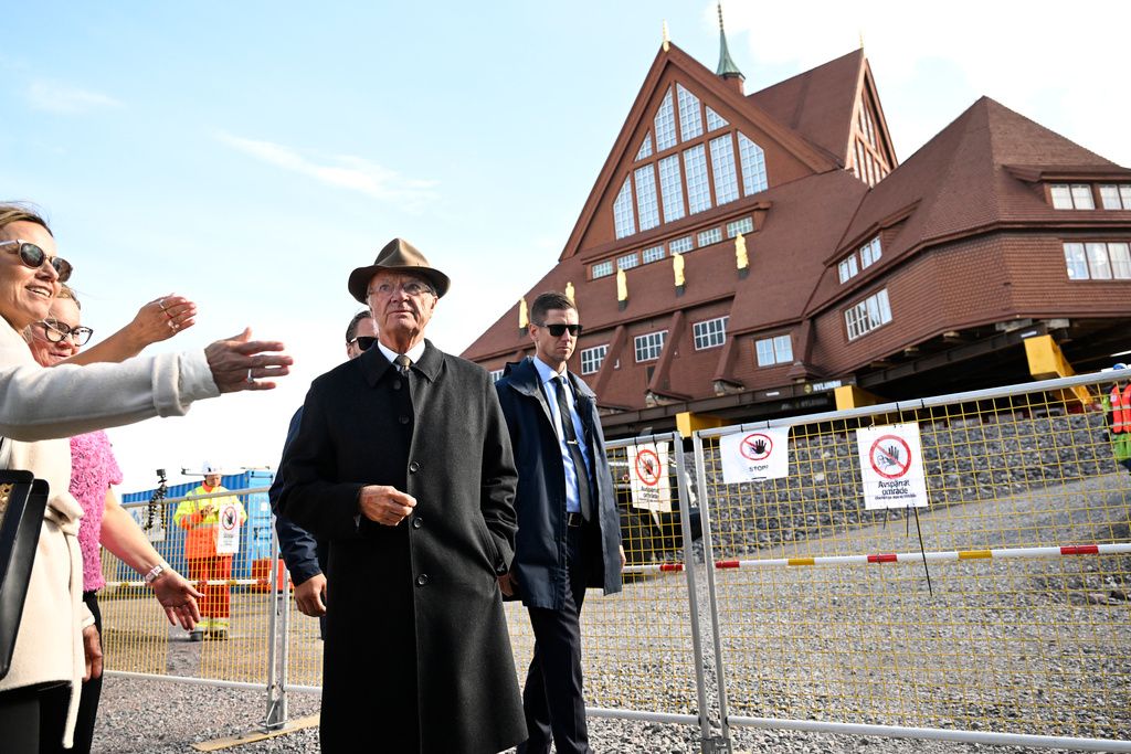 Kung Carl Gustaf bredvid Kiruna kyrka som nått plattformen där den skall placeras efter att ha flyttas fem kilometer till nya Kiruna centrum