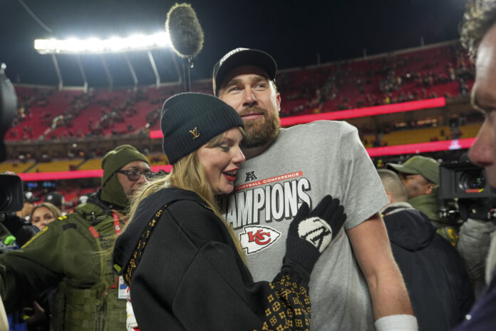 Taylor Swift och Travis Kelce i samband med en NFL-match tidigare i år